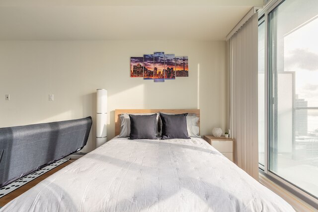 ゴージャス コンドズ イン メイプル リーフ スクエア