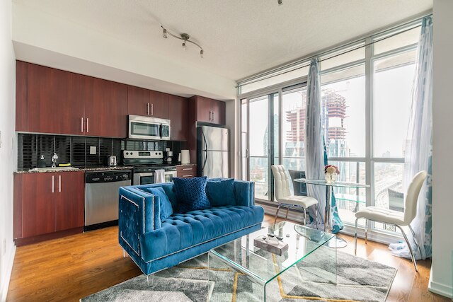 ゴージャス コンドズ イン メイプル リーフ スクエア