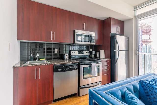 ゴージャス コンドズ イン メイプル リーフ スクエア