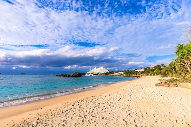 Mr.KINJO 万座ビーチ前