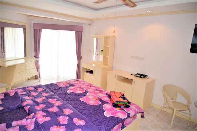 ジョムティエン ビーチの大きなベッド 1 台