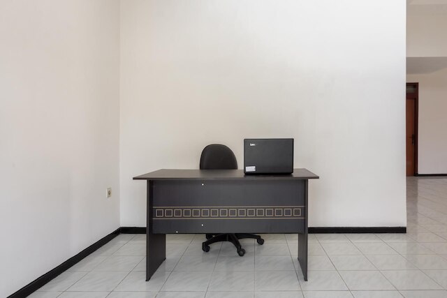 レッドドアーズ ニア ウニベルシタス ウィッドヤガマ マラン