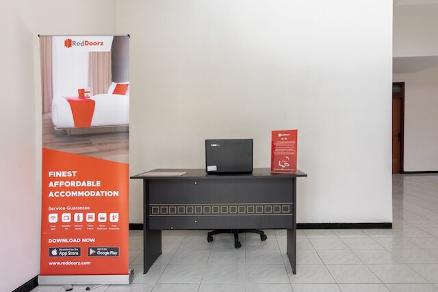 レッドドアーズ ニア ウニベルシタス ウィッドヤガマ マラン