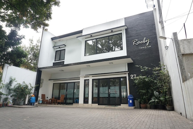 レジデンシズ バイ レッドドアーズ シャリア @ ブア バトゥ