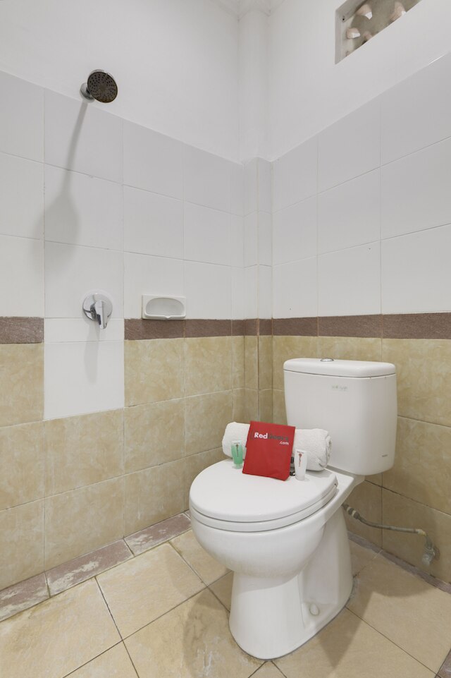 レッドドアーズ ニア スタディオン コンピヤン スジャナ バリ