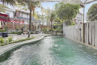 レッドドアーズ ニア スタディオン コンピヤン スジャナ バリ