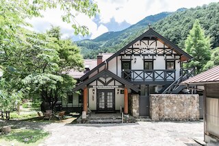 森の国水際のロッジ