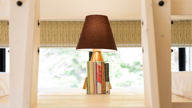 森の国水際のロッジ