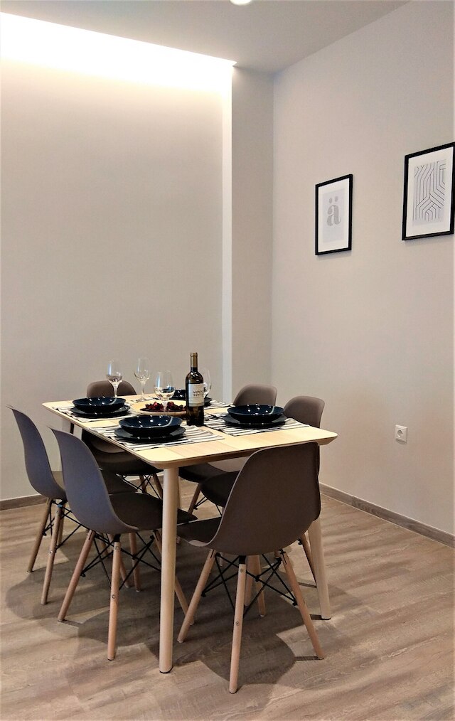 モア アテネ アパートメント