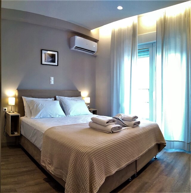 モア アテネ アパートメント