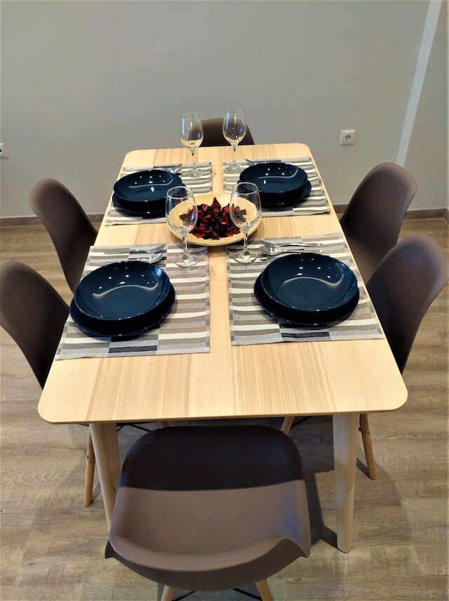 モア アテネ アパートメント