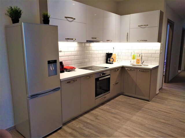 モア アテネ アパートメント