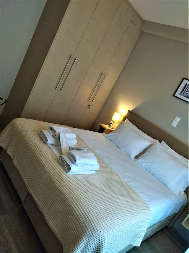 モア アテネ アパートメント