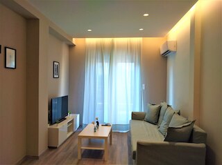 モア アテネ アパートメント