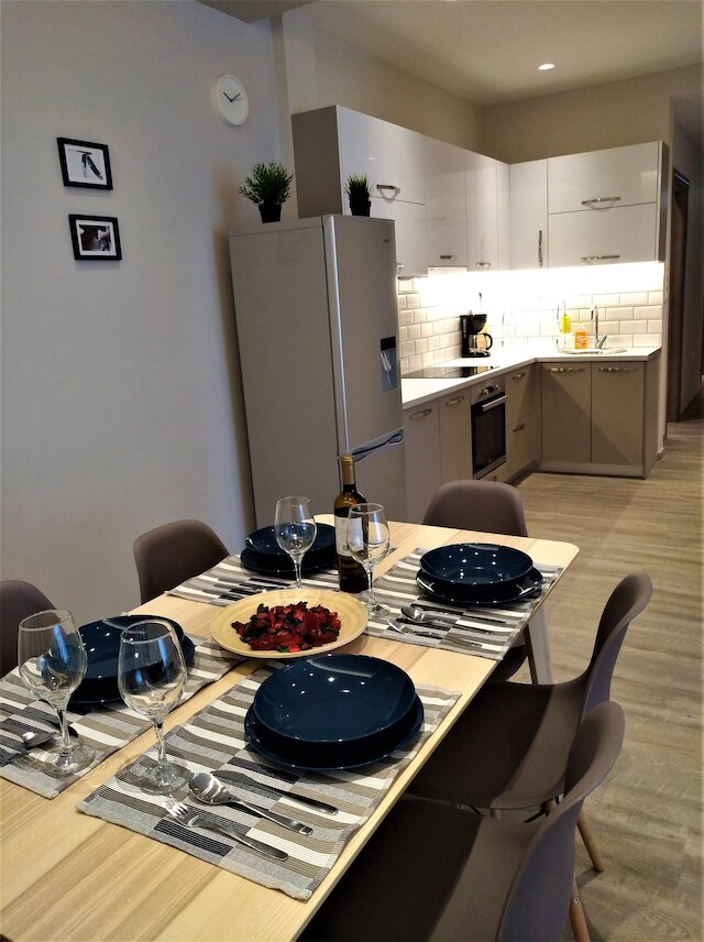 モア アテネ アパートメント