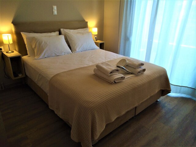 モア アテネ アパートメント