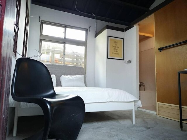 イーイー ホームステイ (依依民宿)