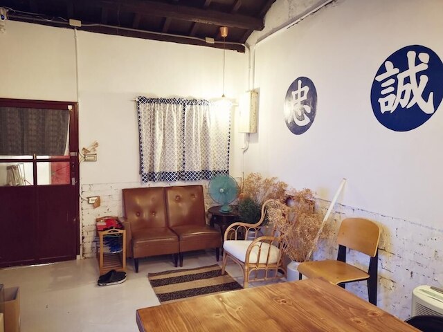 イーイー ホームステイ (依依民宿)