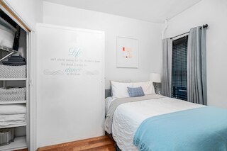 パーフェクトリー ロケーテッド ニア レストラン ショップス & サイツ