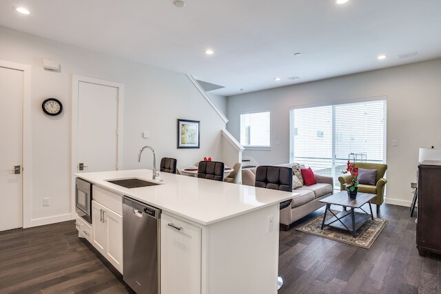 モダン ダラス タウンホーム、ベッドルーム 2 室、家具完備