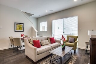 アップスケール、ベッドルーム 2 室、ダラス タウンホーム