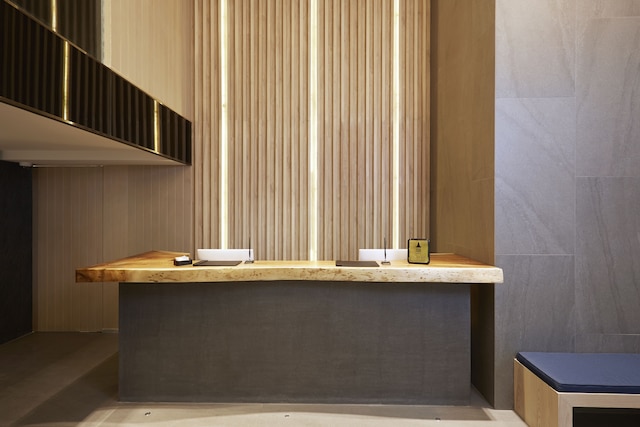 ザ クォーター プロンフォン バイ UHG