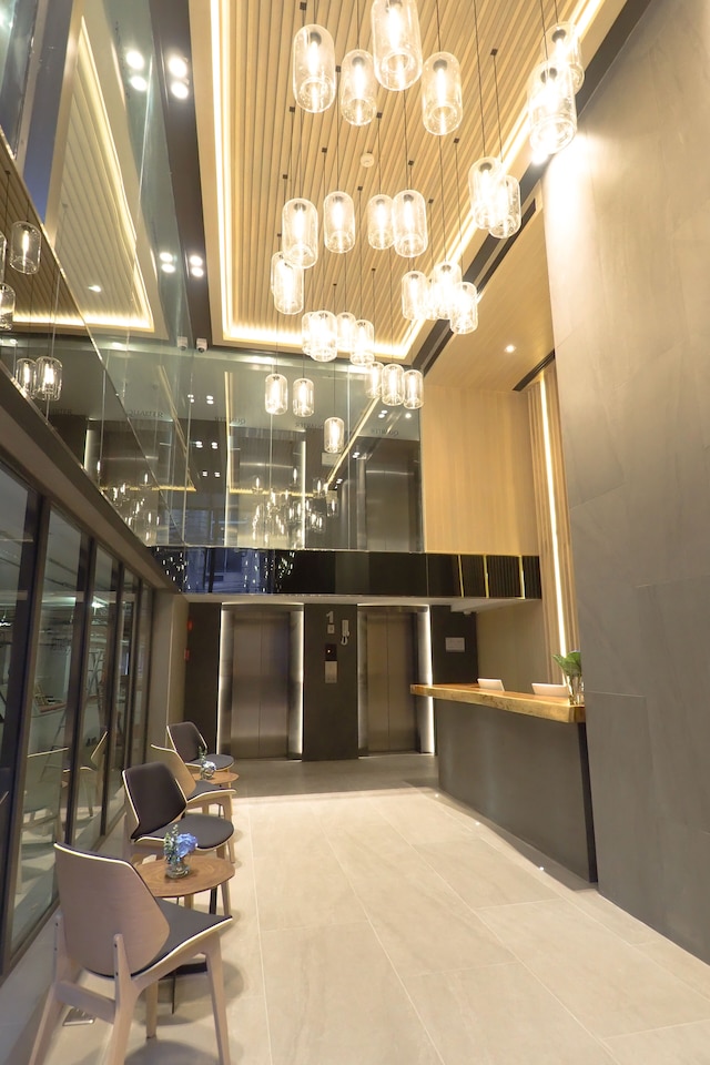 ザ クォーター プロンフォン バイ UHG