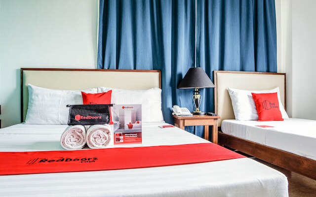 レッドドアーズ プラス ニア リサール ジャンクション