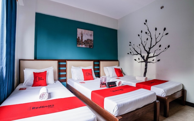 レッドドアーズ プラス ニア リサール ジャンクション