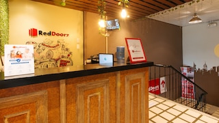 レッドドアーズ、ケゾン シティ フィッシャーモールの近く