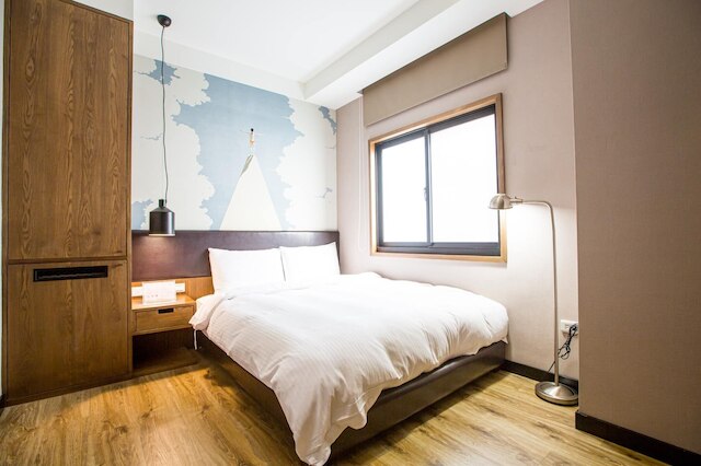 タイチュン イージーレイジー イン (台中一中漫走民宿旅店)