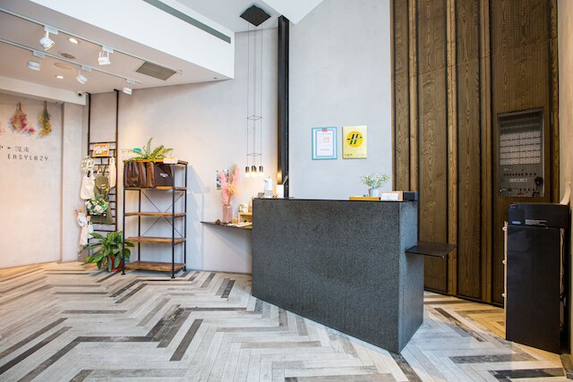 タイチュン イージーレイジー イン (台中一中漫走民宿旅店)