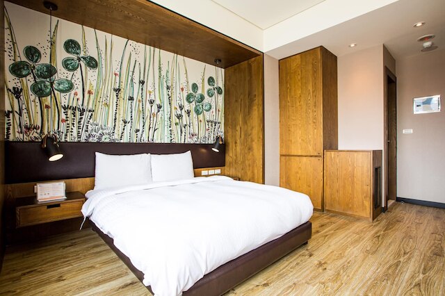 タイチュン イージーレイジー イン (台中一中漫走民宿旅店)