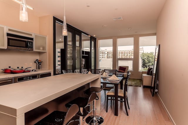 テンテン ウィルシャー - オフィシャル