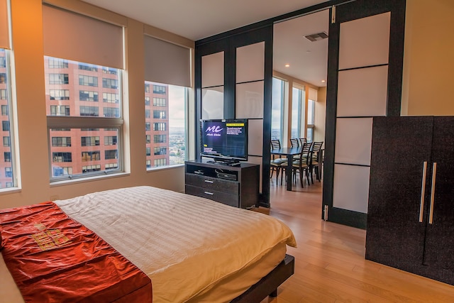 テンテン ウィルシャー - オフィシャル