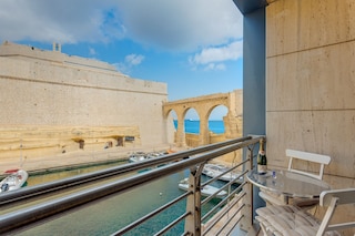 フォート セント アンジェロ マンションズ、ハーバー ビューズ アパートメント