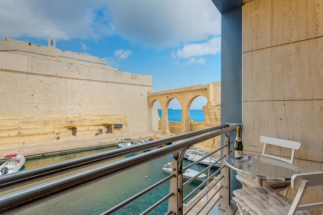 フォート セント アンジェロ マンションズ、ハーバー ビューズ アパートメント