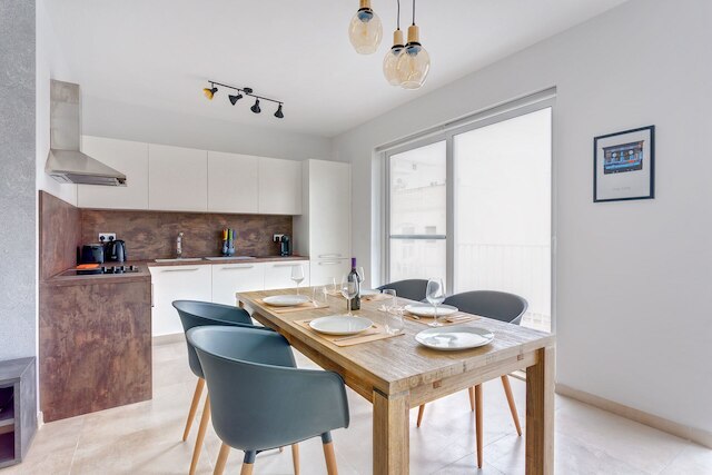 ブラン ニュー、デザイナーが仕上げたアパートメント、中心部に位置