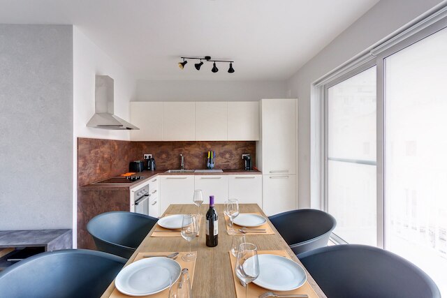 ブラン ニュー、デザイナーが仕上げたアパートメント、中心部に位置