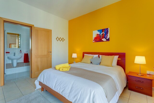 セントラル スリーマにあるバレッタとハーバーを望むアパートメント