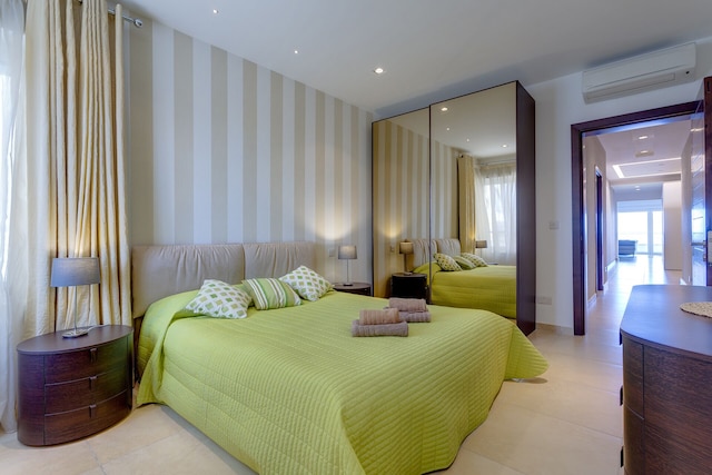 ラグジュアリー シーフロント オアシス イン セントラル スリマ ウィズ プール