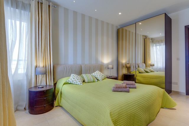 ラグジュアリー シーフロント オアシス イン セントラル スリマ ウィズ プール