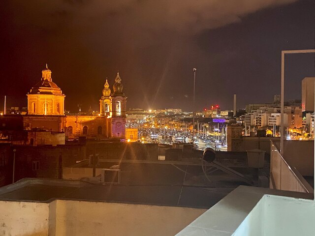 セントリックでモダンなペントハウス、各種設備近く