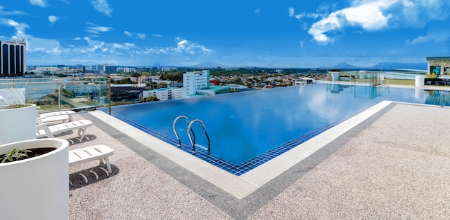 レガッタ ステイ コジ スクエア クチン