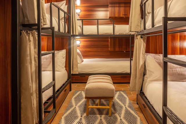 ニル イスラ ムヘレス バイ セリナ