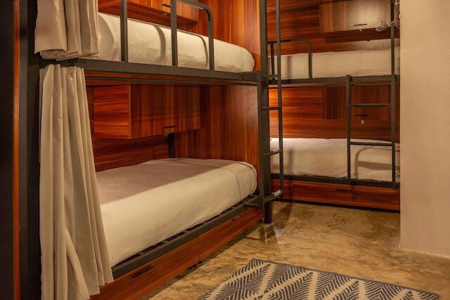 ニル イスラ ムヘレス バイ セリナ