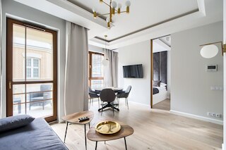 フレイ ホームズ シエドミオグロズカ アパートメンツ