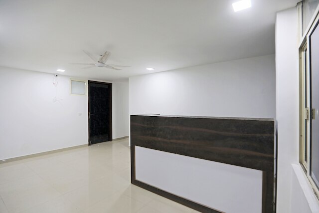 OYO  48664 ホワイト ハウス