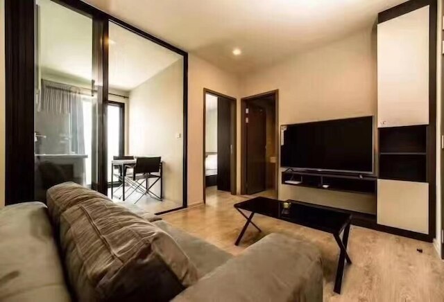 ポニーズ ホームステイ - ザ ベース コンド -