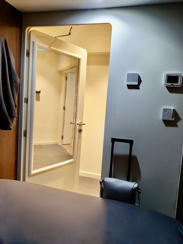 スリープオーバー ターミナル 1, コンコース D – フォーマリー スリープ ‘n フライ